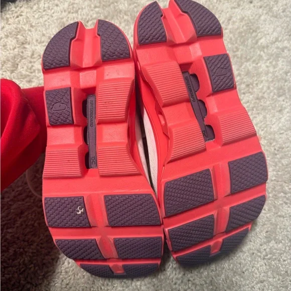 On Running Sneakers with Red Soles and Light Gray Uppers - Picture 3 of 3